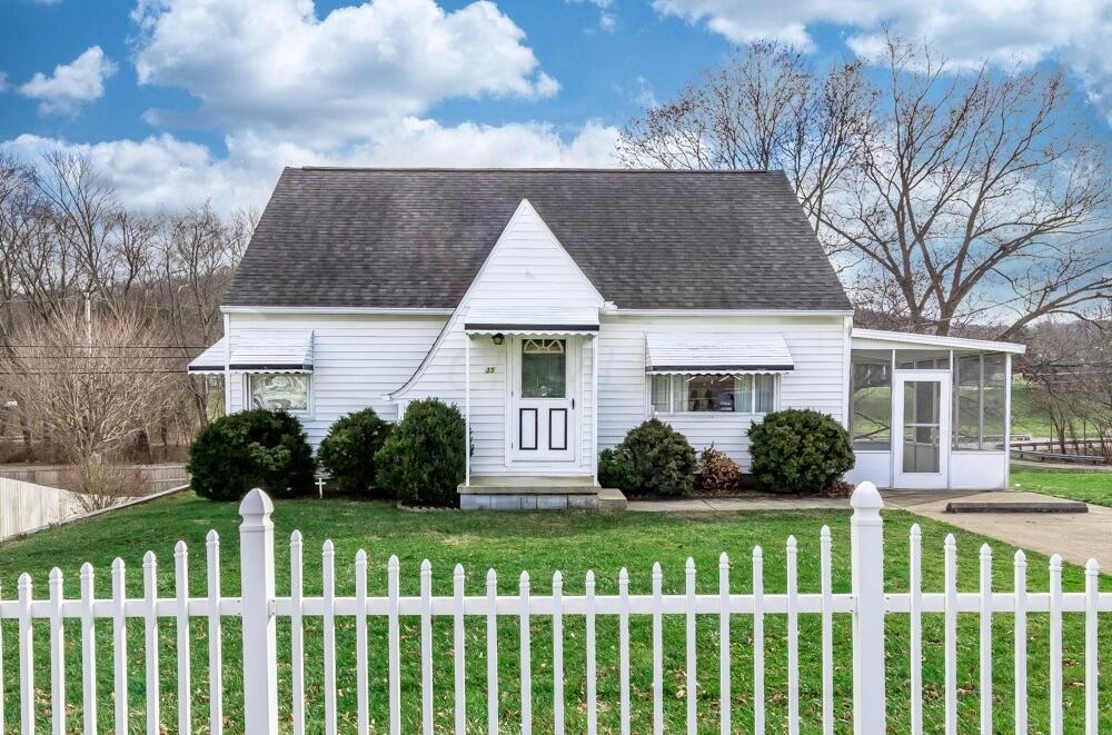 35 Hamburg Road Southwest Lancaster, OH 43130 - Photo 1 of 18 A24CA1AB-D438-4035-86A2-50F684D44EBE