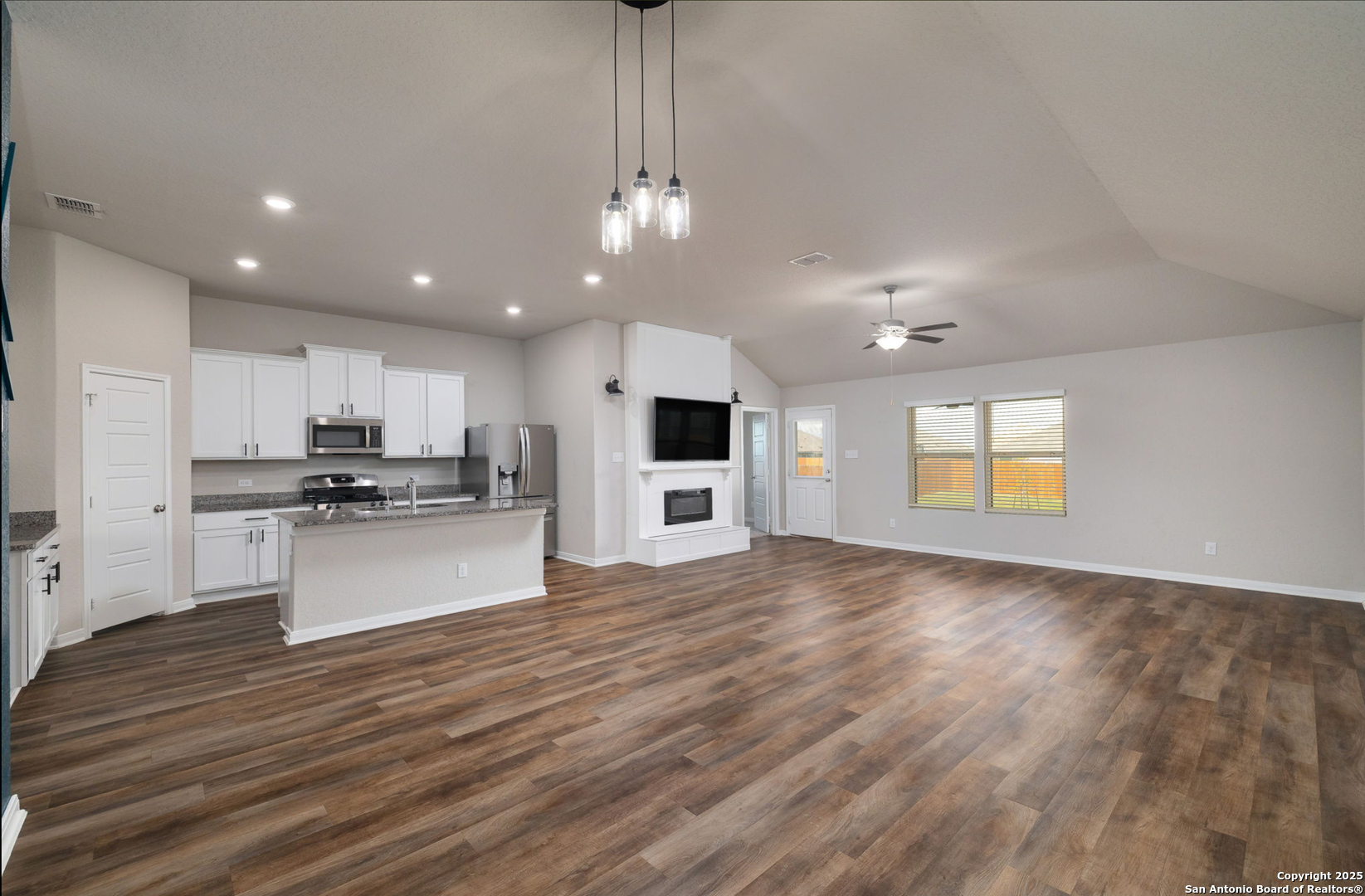 6808 Cetera Crossing Converse, TX 78109 - Photo 15 of 39