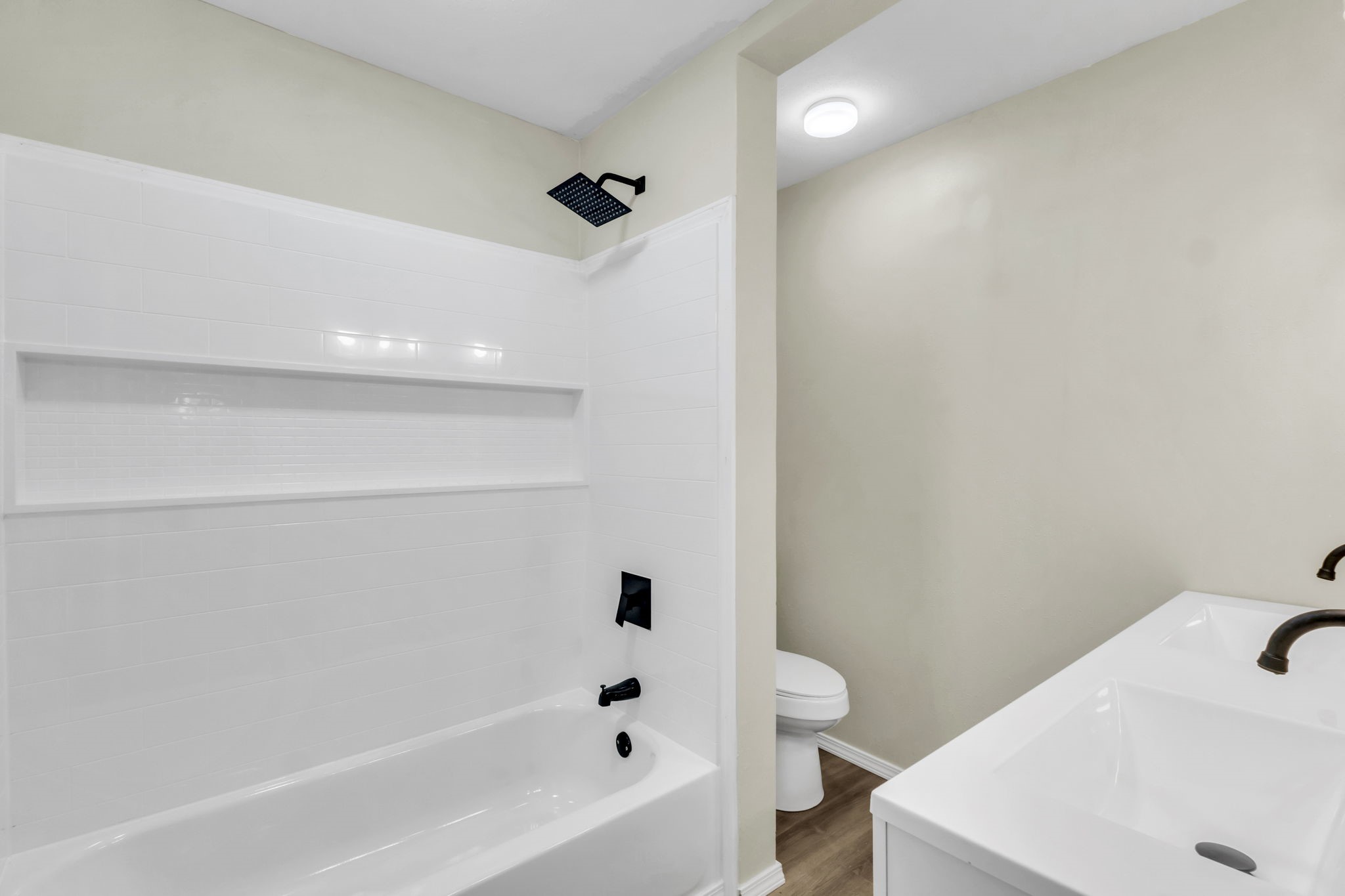 180 Friar Tuck Drive Ivanhoe, TX 75979 - Photo 23 of 31 a bathroom with a bathtub and a sink