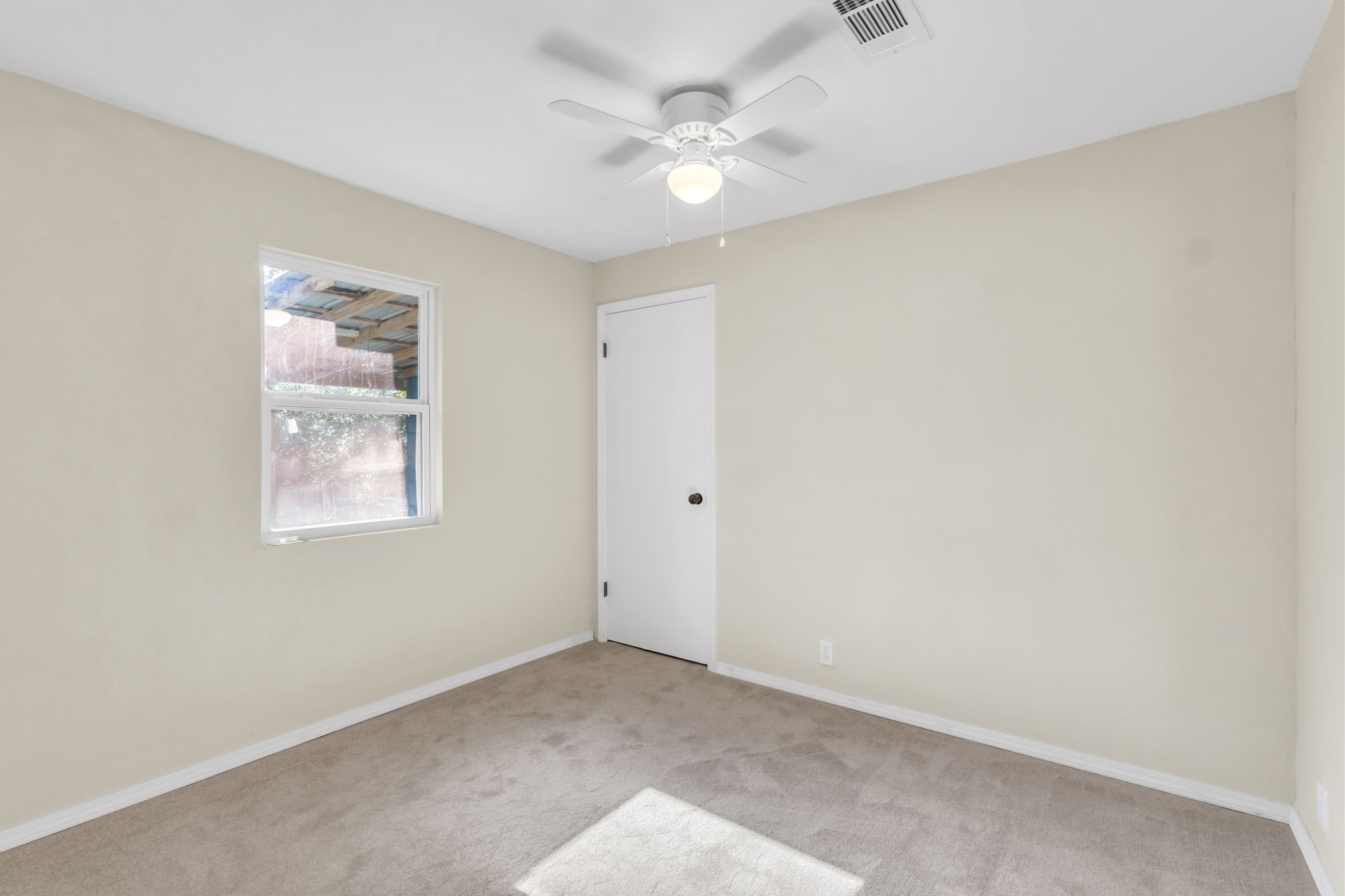 180 Friar Tuck Drive Ivanhoe, TX 75979 - Photo 26 of 31 an empty room with a window and a ceiling fan