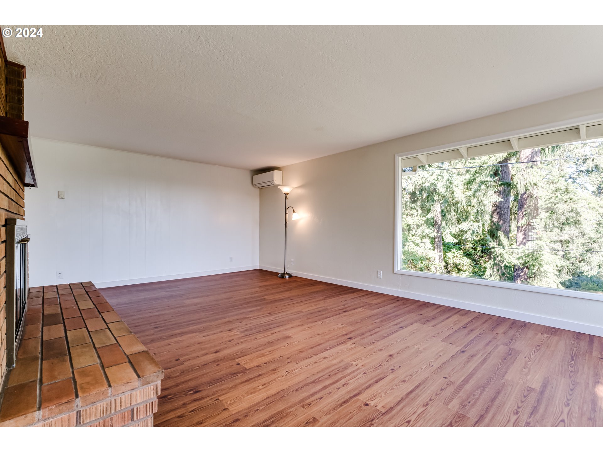 2280 City View Street Eugene, OR 97405 - Photo 16 of 30 a view of an empty room and window