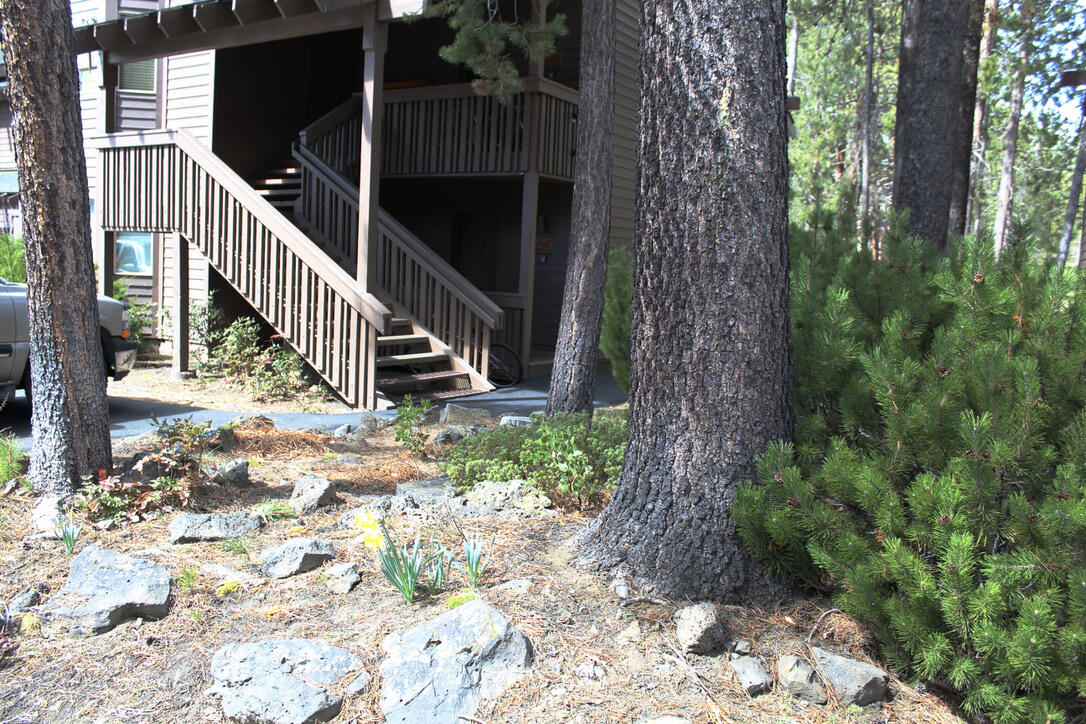 57376-25d1 Beaver Ridge Loop Sunriver, OR 97707 - Photo 1 of 18 a view of entryway with wooden floor