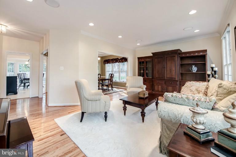 8910 Ellsworth Court Silver Spring, MD 20910 - Photo 11 of 30 Living Room
