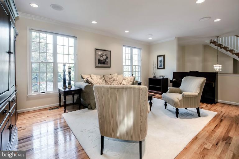 8910 Ellsworth Court Silver Spring, MD 20910 - Photo 13 of 30 Living Room