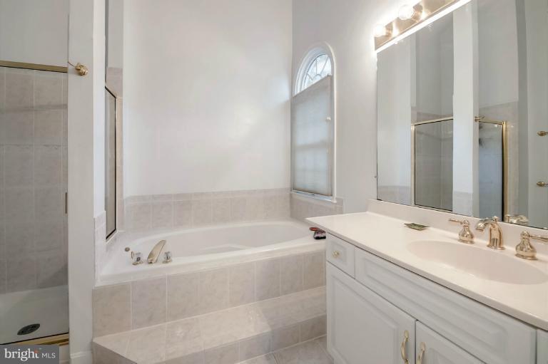 8910 Ellsworth Court Silver Spring, MD 20910 - Photo 21 of 30 Bath (Master)