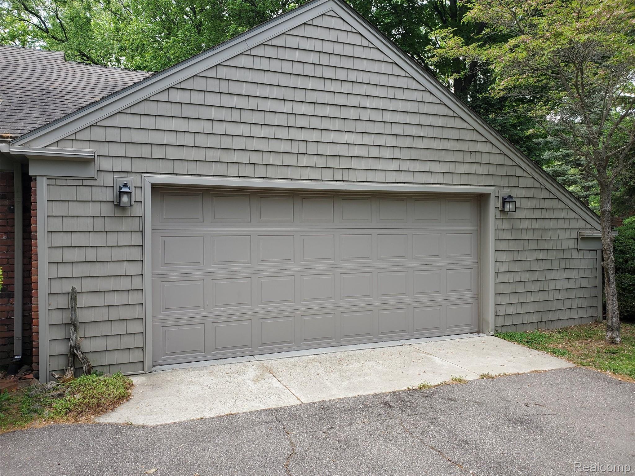 1230 Fox Chase Road Bloomfield Hills, MI 48301 - Photo 4 of 32 20210521_131859.jpg