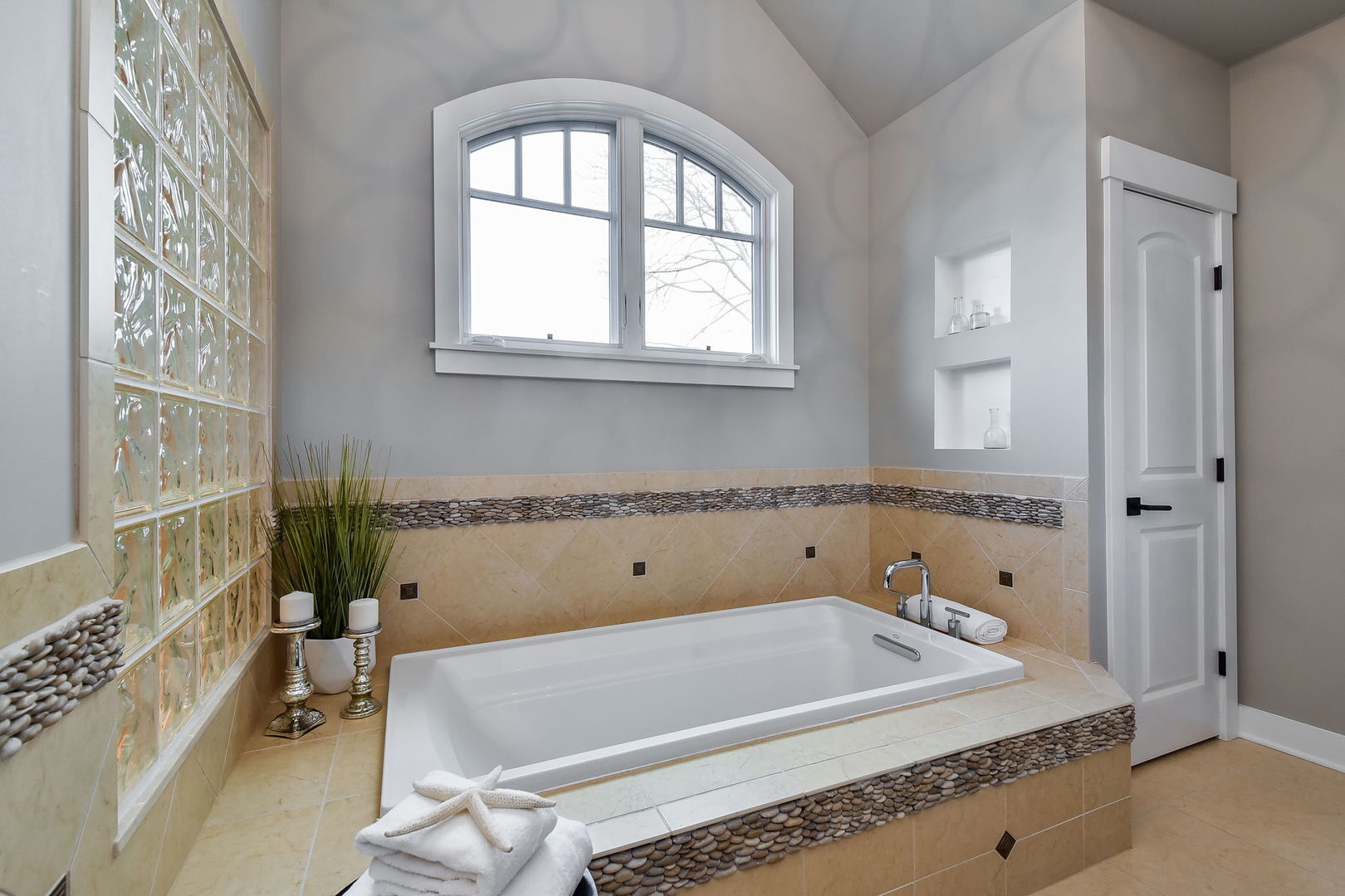 869 East Hillside Road Naperville, IL 60540 - Photo 26 of 47