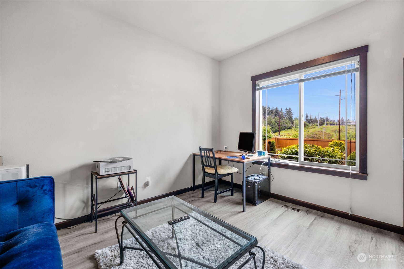 7521 Broadway Everett, WA 98203 - Photo 4 of 25 a workspace with furniture and a window