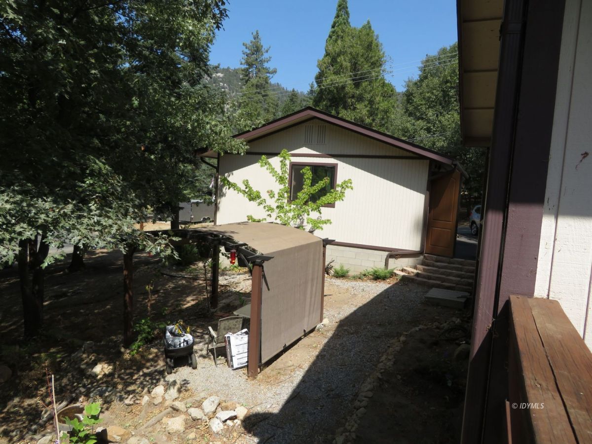 54995 John Muir Road Idyllwild, CA 92549 - Photo 8 of 16 a view of a backyard of the house