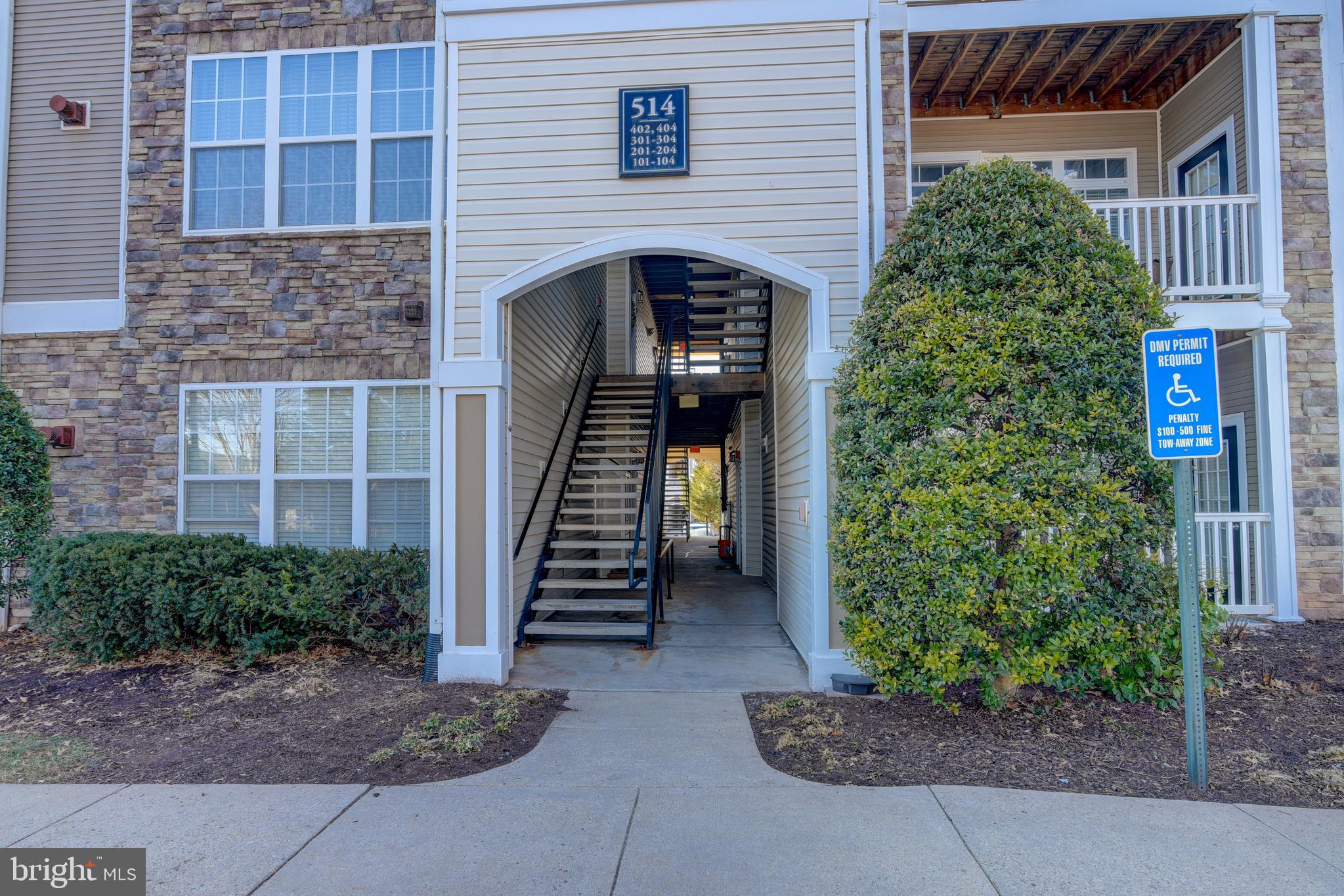 514 Sunset View Terrace Southeast, Unit 103 Leesburg, VA 20175 - Photo 2 of 23 1ST FLOOR LIVING