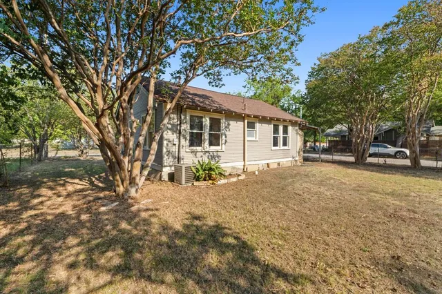 a view of a house with a backyard