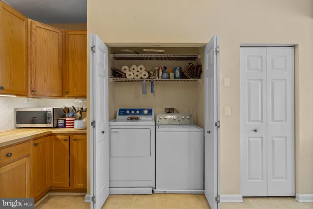 a view of kitchen with washer and dryer