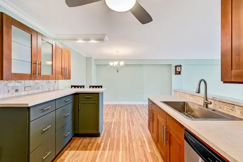 $217,900 | 2211 South Highland Avenue, Unit 3E, Lombard, IL 60148