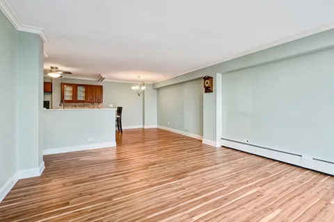 $217,900 | 2211 South Highland Avenue, Unit 3E, Lombard, IL 60148