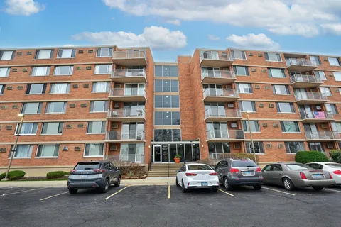 $217,900 | 2211 South Highland Avenue, Unit 3E, Lombard, IL 60148