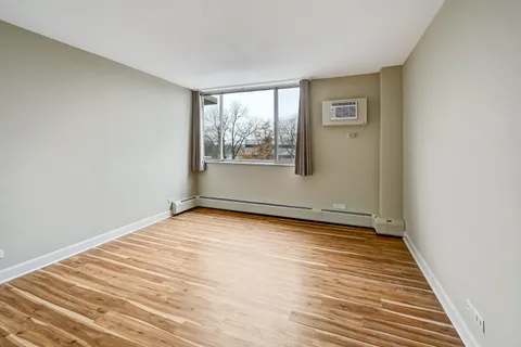 $217,900 | 2211 South Highland Avenue, Unit 3E, Lombard, IL 60148