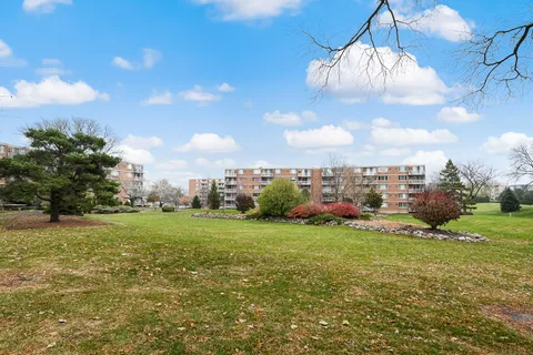 $217,900 | 2211 South Highland Avenue, Unit 3E, Lombard, IL 60148