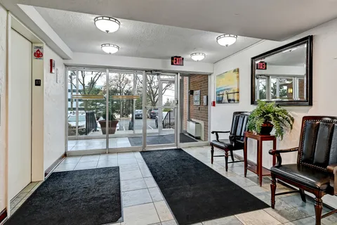 $217,900 | 2211 South Highland Avenue, Unit 3E, Lombard, IL 60148