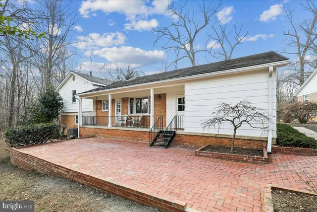 a view of a back yard of the house