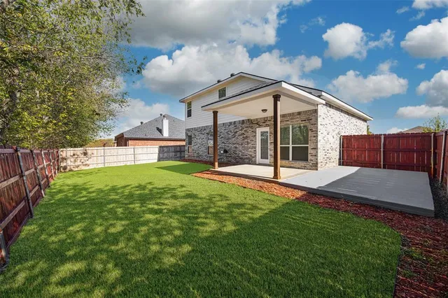 a view of a house with a backyard