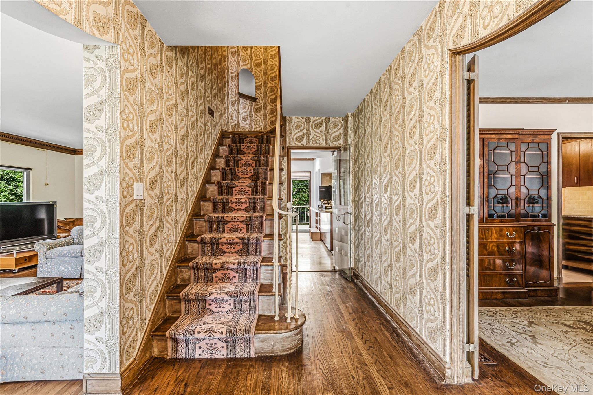36 Strathmore Road Great Neck, NY 11023 - Photo 4 of 39