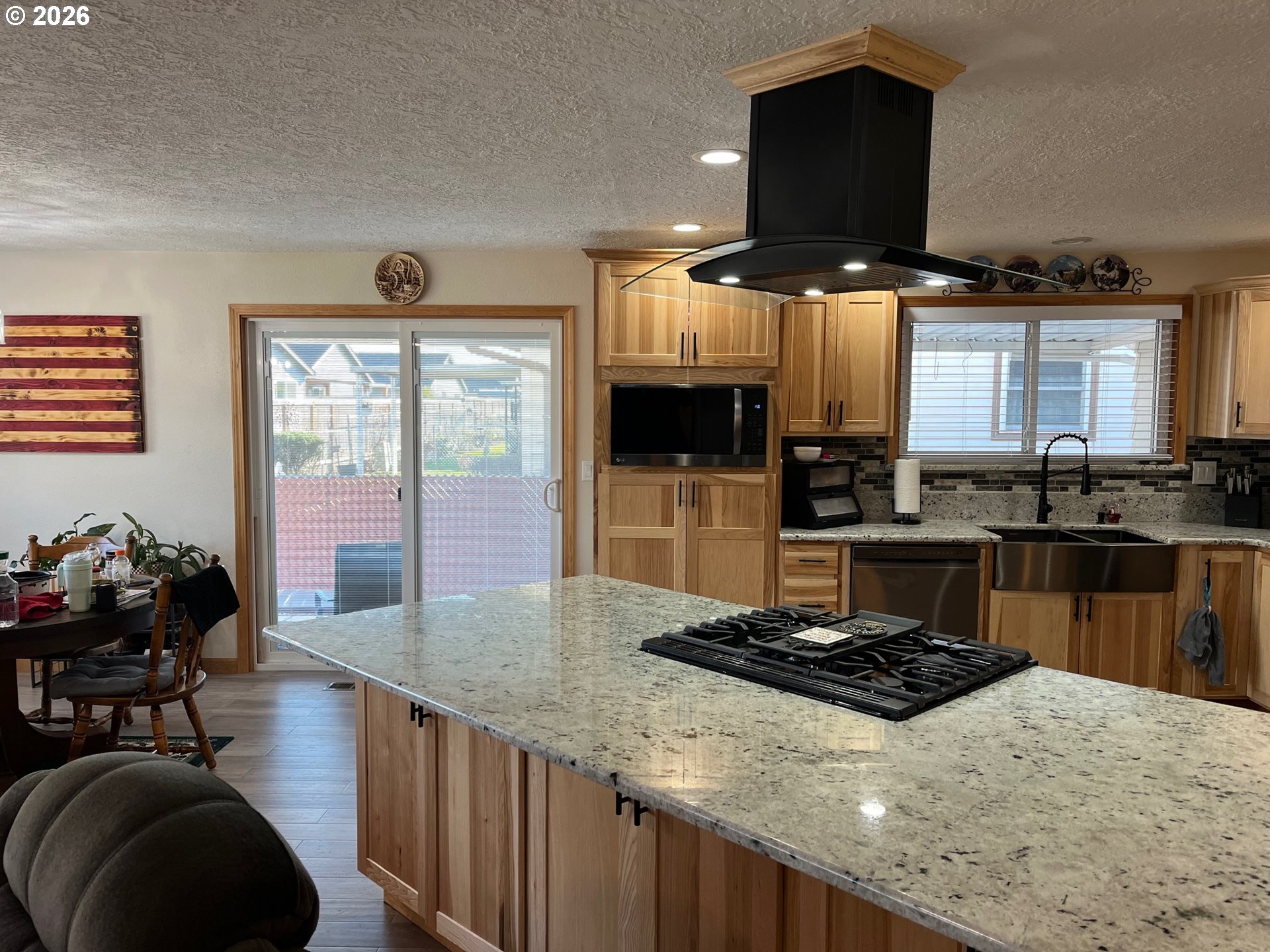 698 South Cascade Drive Woodburn, OR 97071 - Photo 7 of 19 a kitchen with granite countertop a stove and a sink