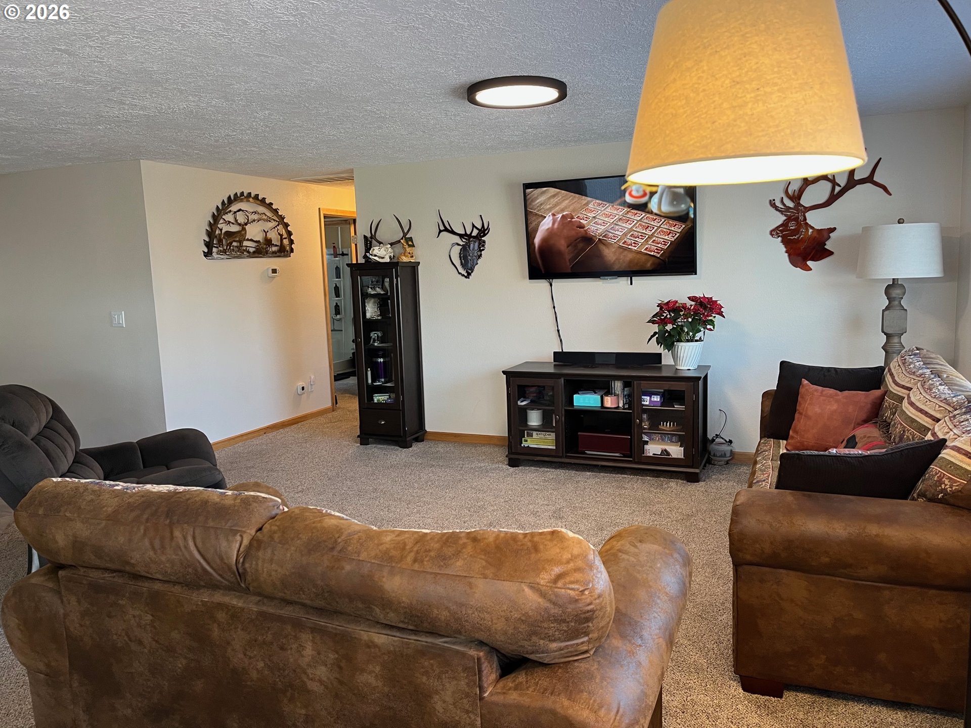 698 South Cascade Drive Woodburn, OR 97071 - Photo 10 of 19 a living room with furniture and lamp