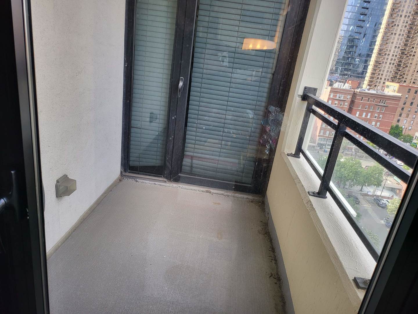 1255 South State Street, Unit 1203 Chicago, IL 60605 - Photo 18 of 21 a view of an entryway with a door