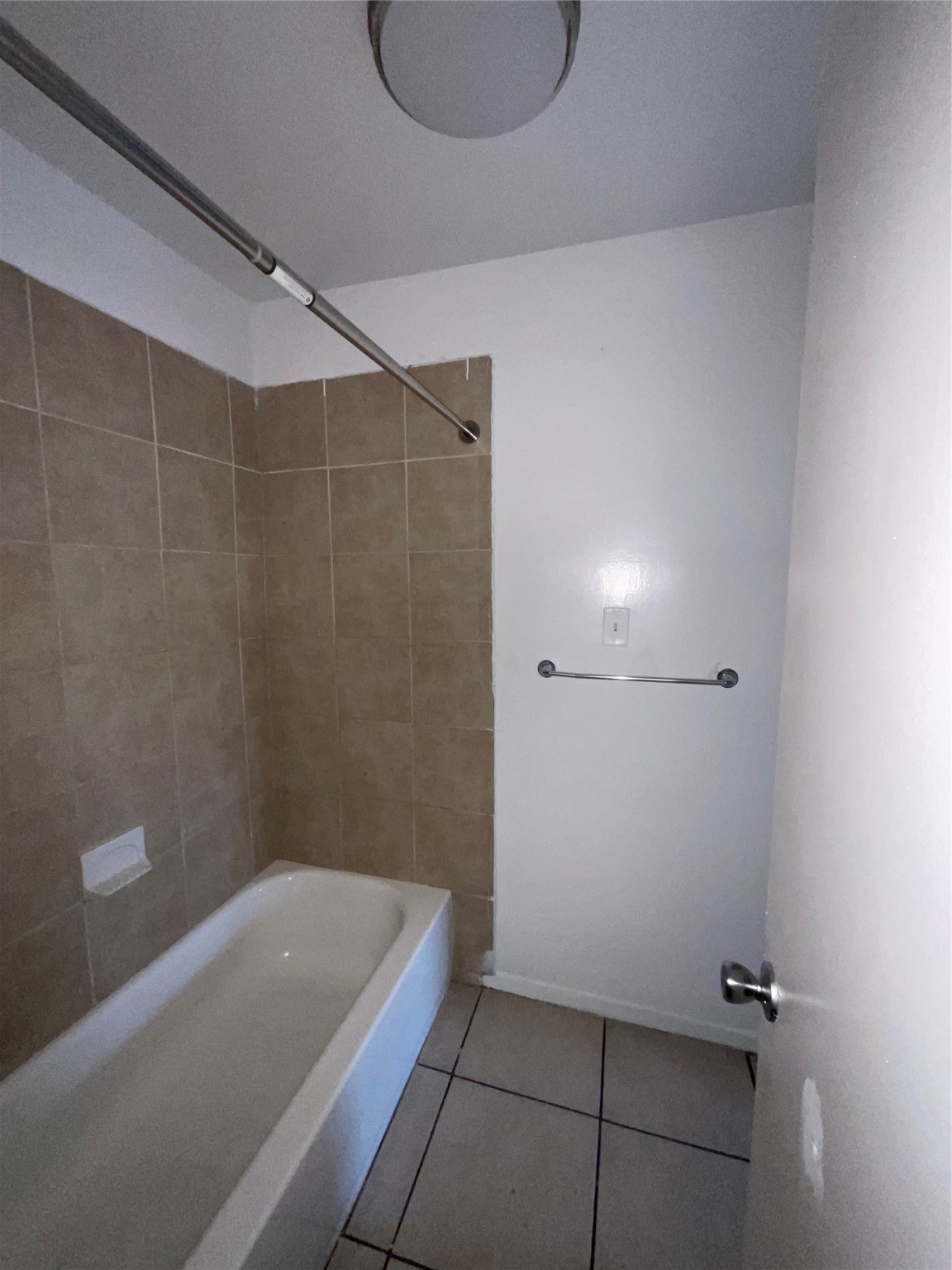 6161 Reims Road, Unit 1305 Houston, TX 77036 - Photo 17 of 28 a bathroom with a bathtub