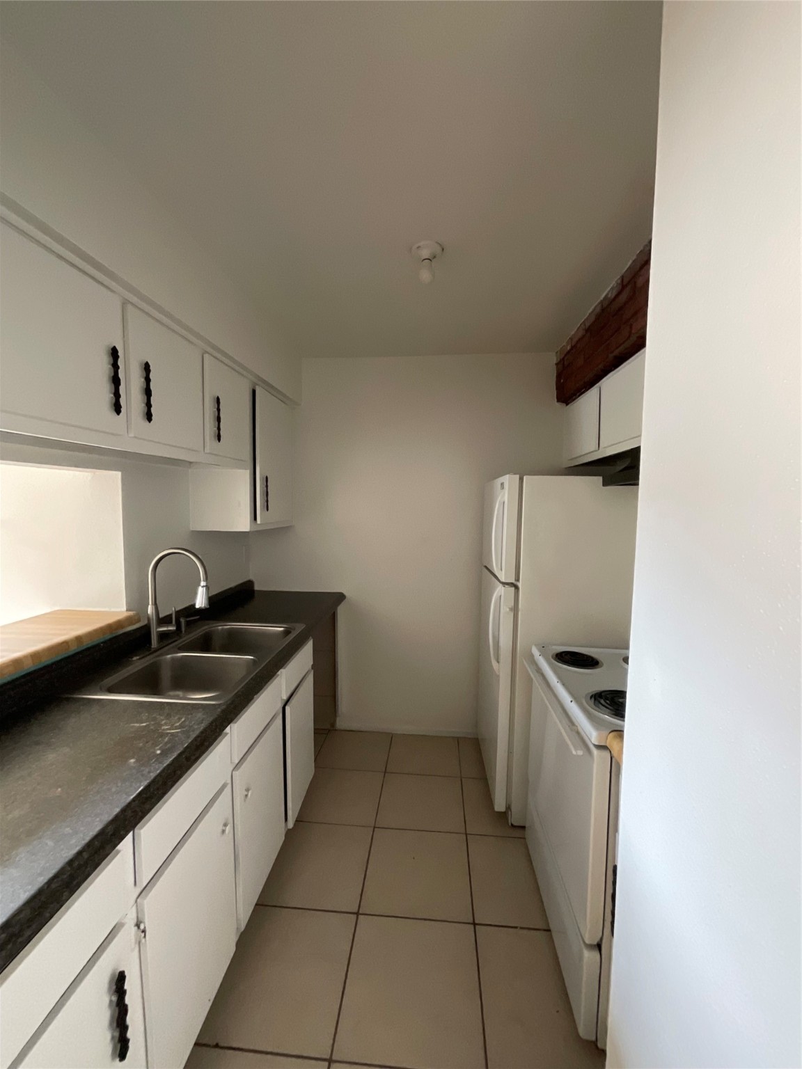 6161 Reims Road, Unit 1305 Houston, TX 77036 - Photo 10 of 28 a kitchen that has a sink and a stove