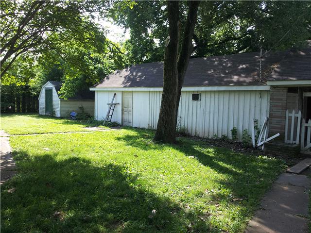 3447 Pembroke Road Clarksville, TN 37042 - Photo 14 of 16 Side of Garage