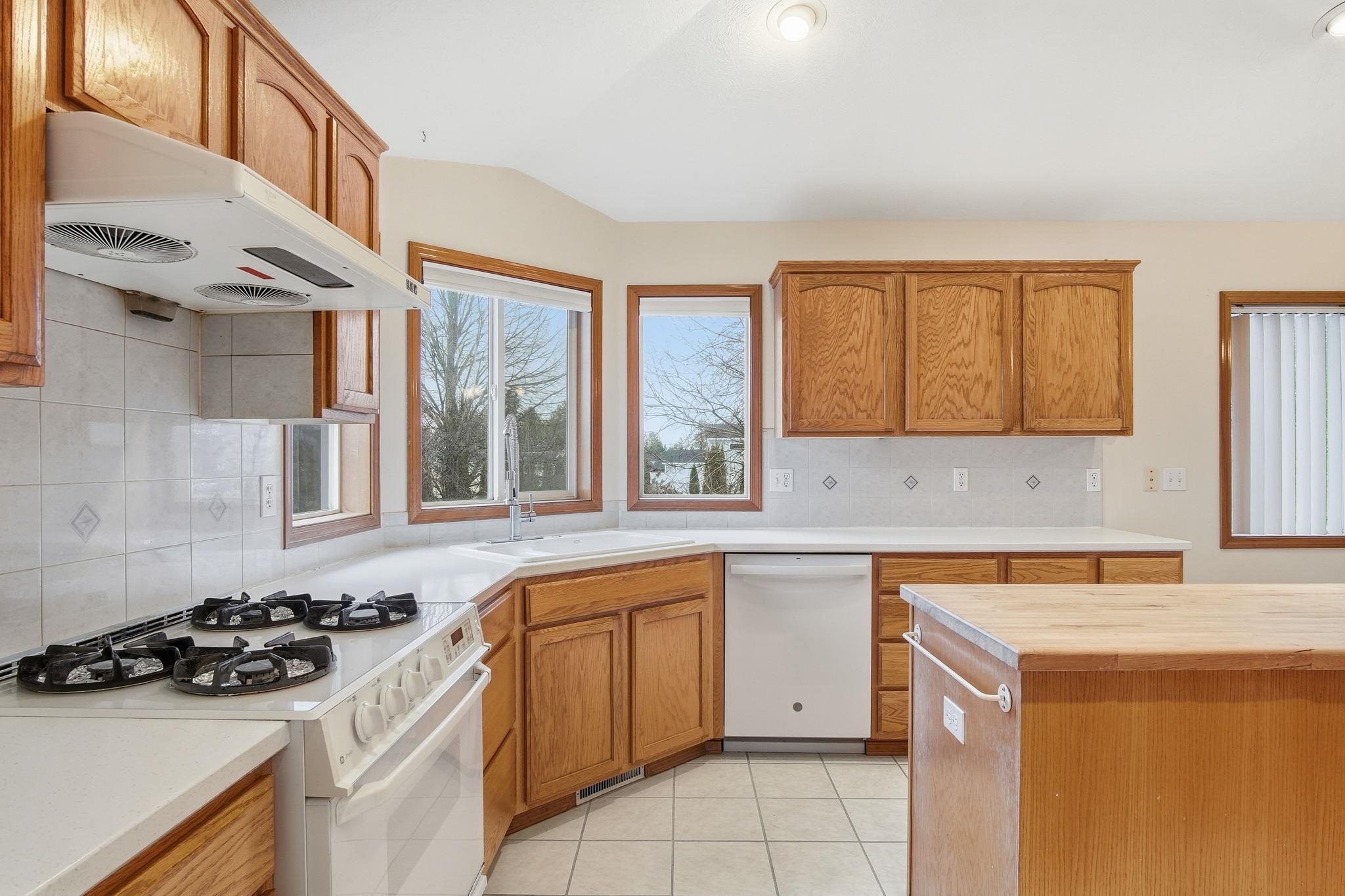 2826 West Hawthorne Road Spokane, WA 99208 - Photo 3 of 44