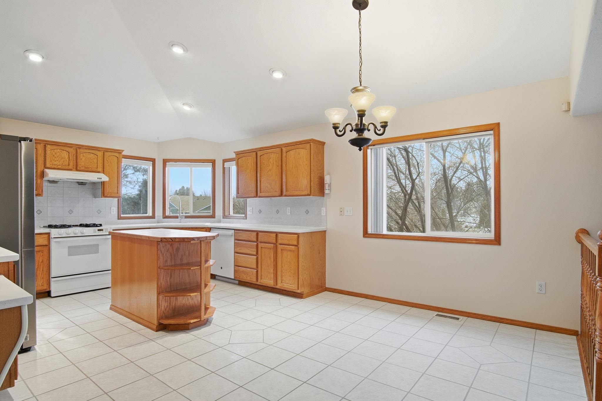 2826 West Hawthorne Road Spokane, WA 99208 - Photo 8 of 44