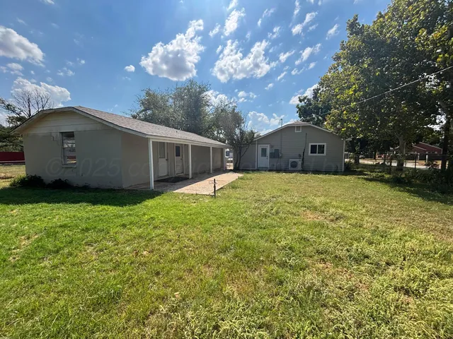 a view of a house with a backyard