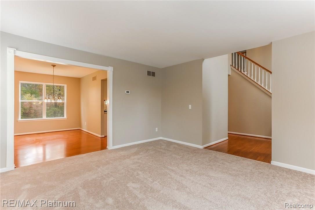 4327 Ridge Court Pinckney, MI 48169 - Photo 4 of 36 009-Living_Room-3403322-medium.jpg