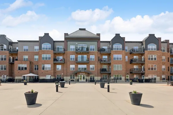 $215,000 | 1800 Graham Avenue West, Unit 325, St. Paul, MN 55116