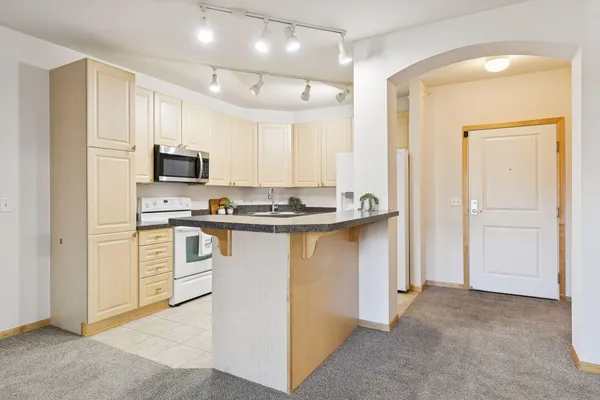 $215,000 | 1800 Graham Avenue West, Unit 325, St. Paul, MN 55116
