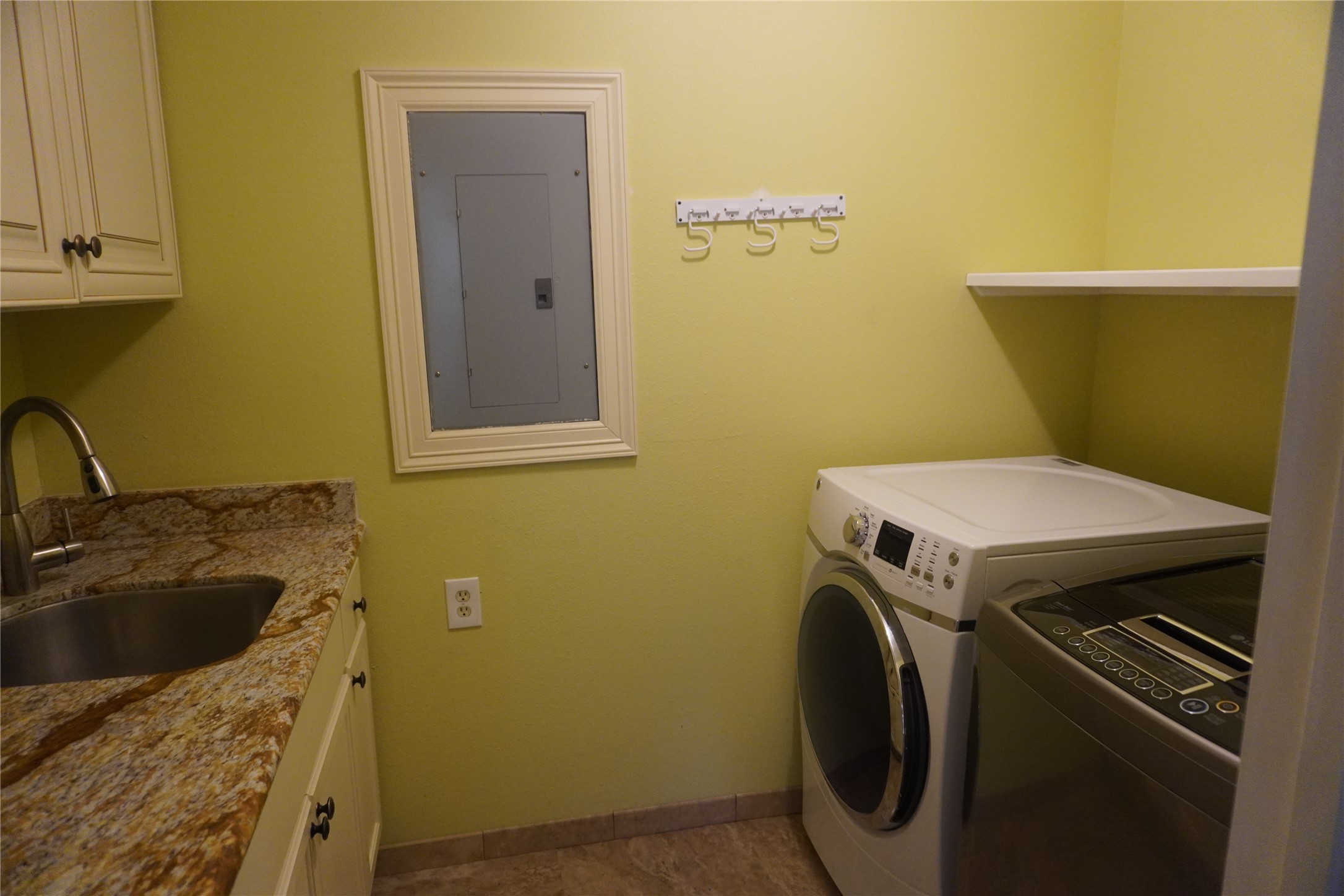7506 Dearborn Street Houston, TX 77055 - Photo 13 of 15 a utility room with dryer and washer