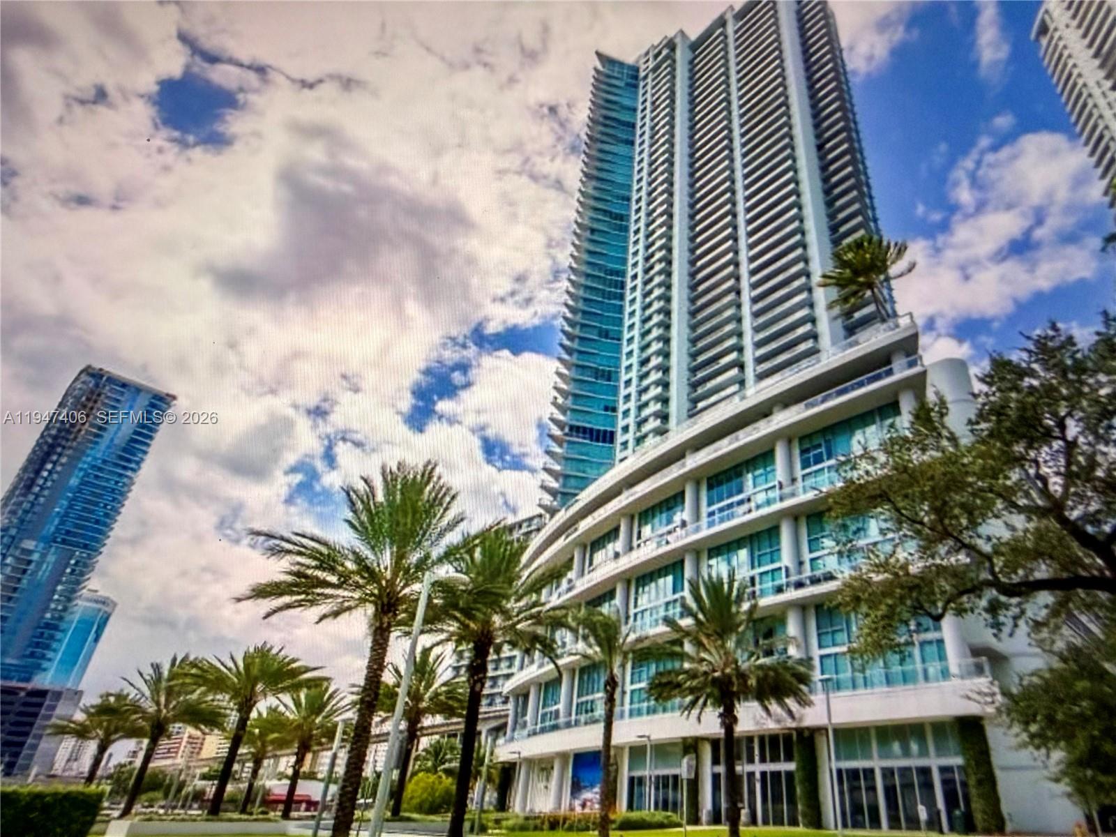 92 Southwest 3rd Street, Unit 4309 Miami, FL 33130 - Photo 10 of 16 a front view of a multi story building