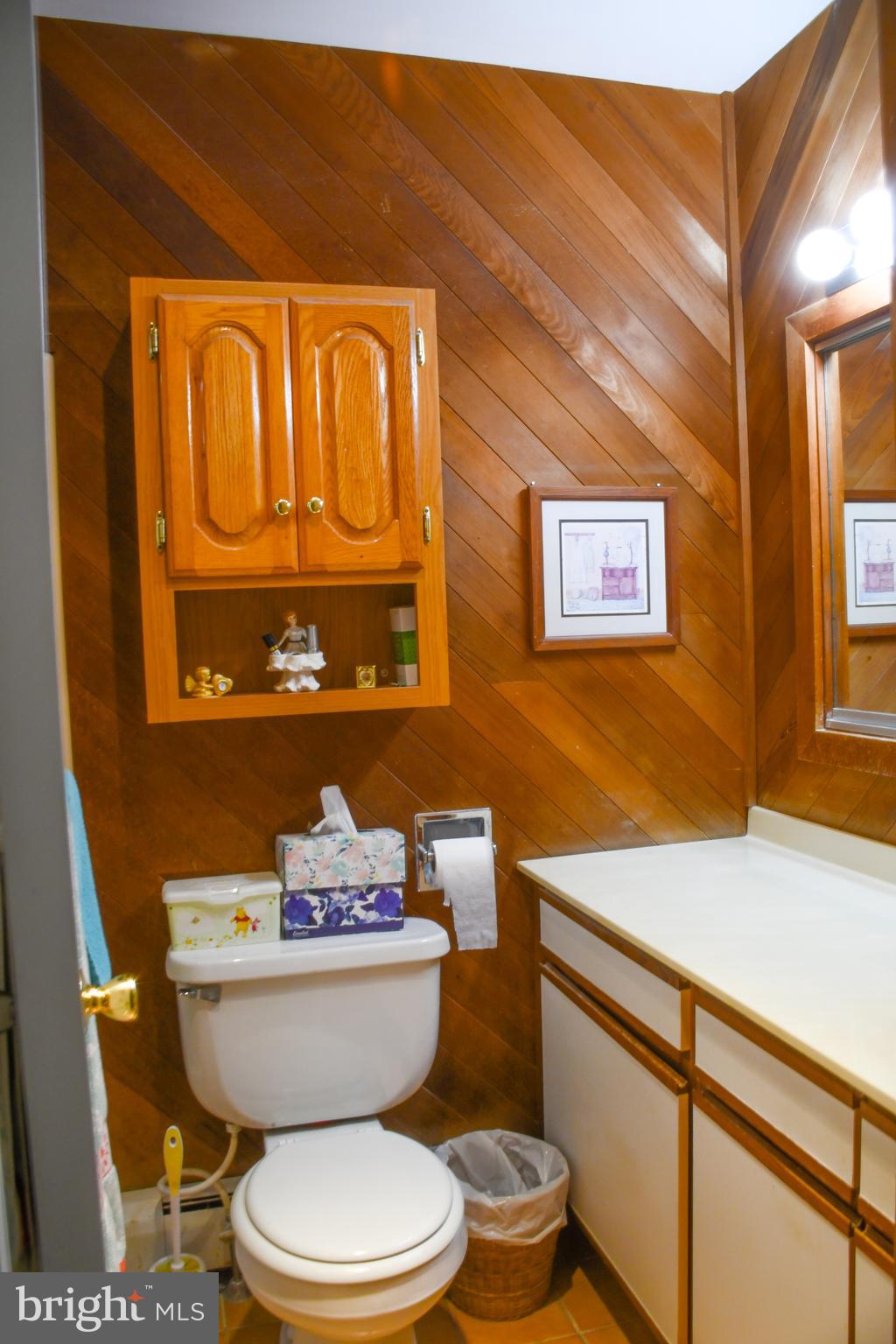 1070 Hilltop Road Leesport, PA 19533 - Photo 11 of 33 Primary bathroom