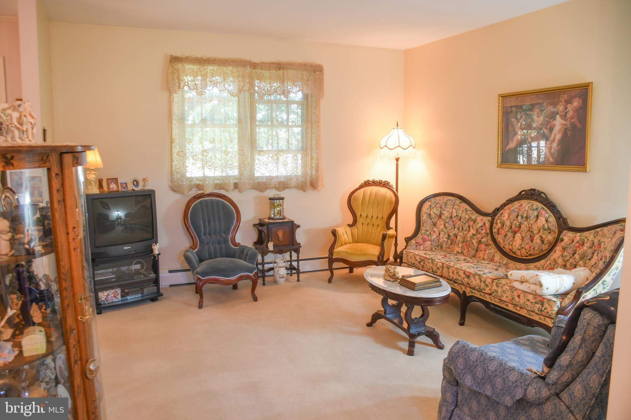 1070 Hilltop Road Leesport, PA 19533 - Photo 8 of 33 Living room