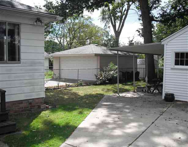 1737 Roslyn Road Grosse Pointe, MI 48236 - Photo 3 of 17 31096692-2.JPG