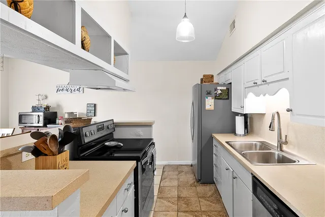 $2,200 | 3137 Laguna Shores Road, Corpus Christi, TX 78418