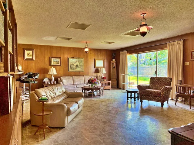 $225,000 | 504 Oak Street, Ozona, TX 76943