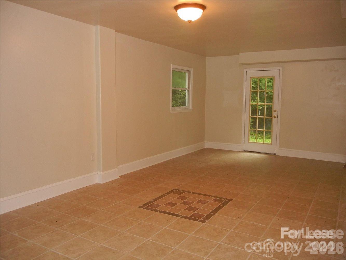 3800 Oldfield Road Charlotte, NC 28226 - Photo 25 of 32 en empty room with windows