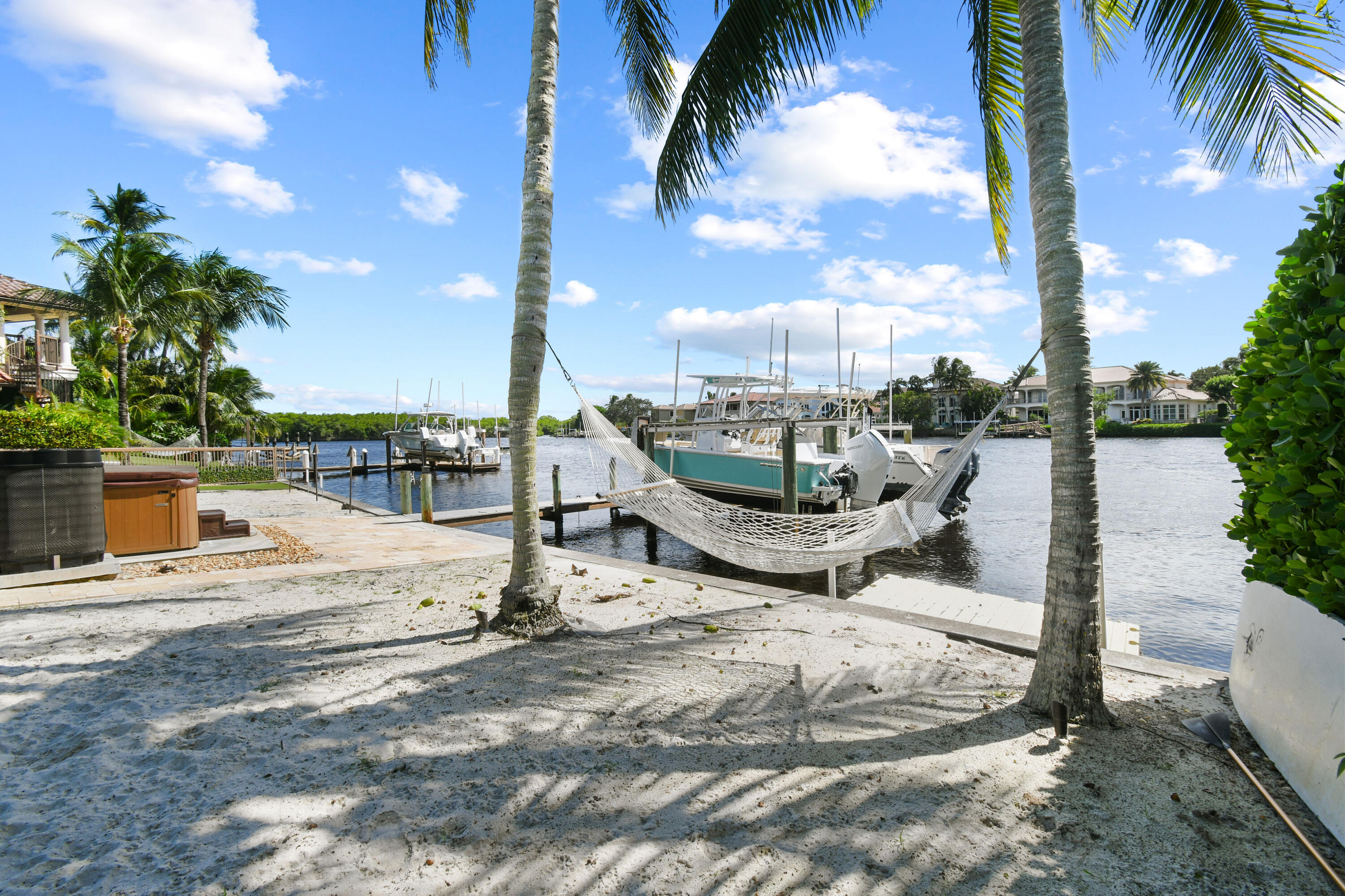 9195 Southeast Cove Point Street Jupiter, FL 33469 - Photo 8 of 28 a view of a terrace with lawn chairs