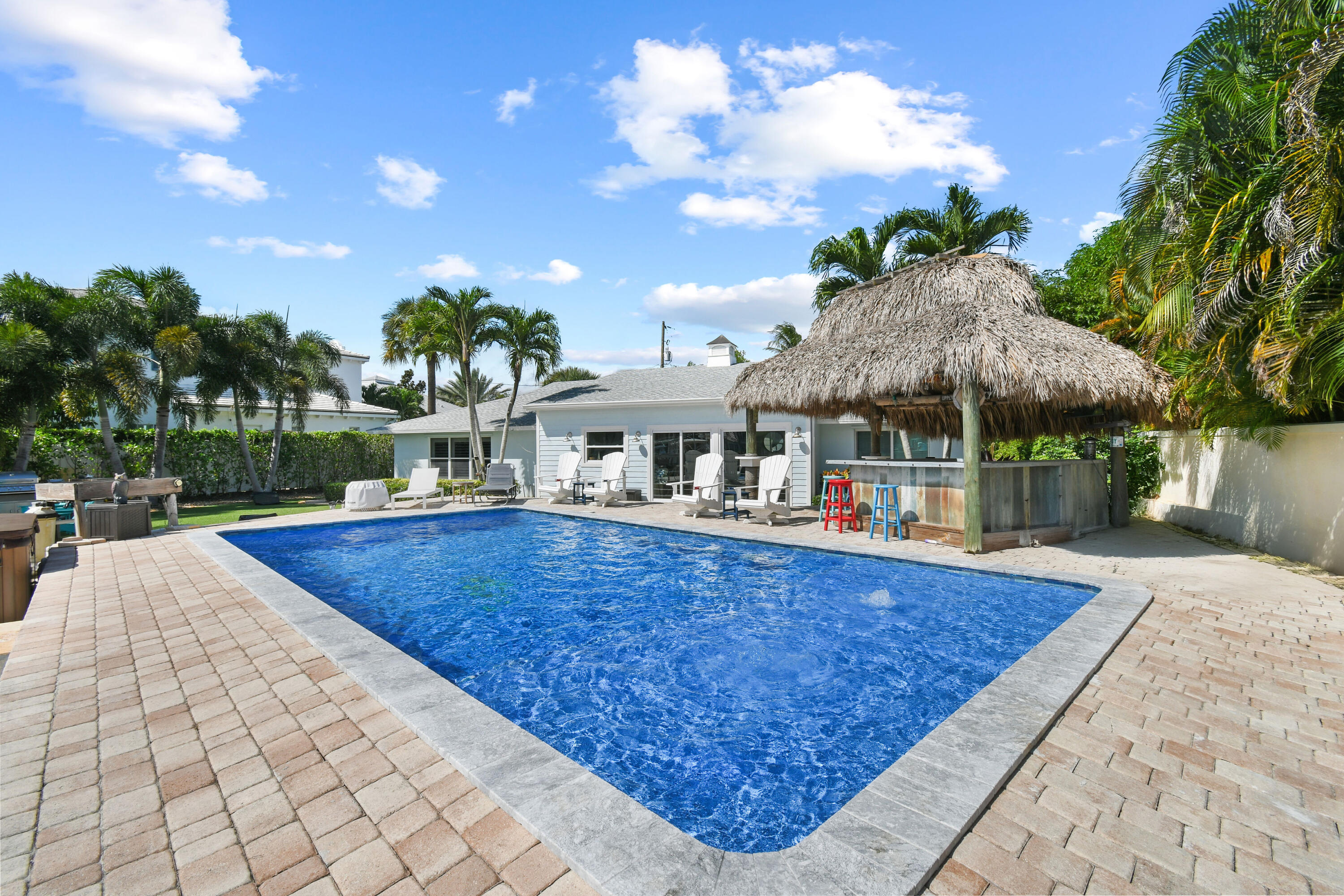 9195 Southeast Cove Point Street Jupiter, FL 33469 - Photo 9 of 28 a view of a house with swimming pool and sitting area