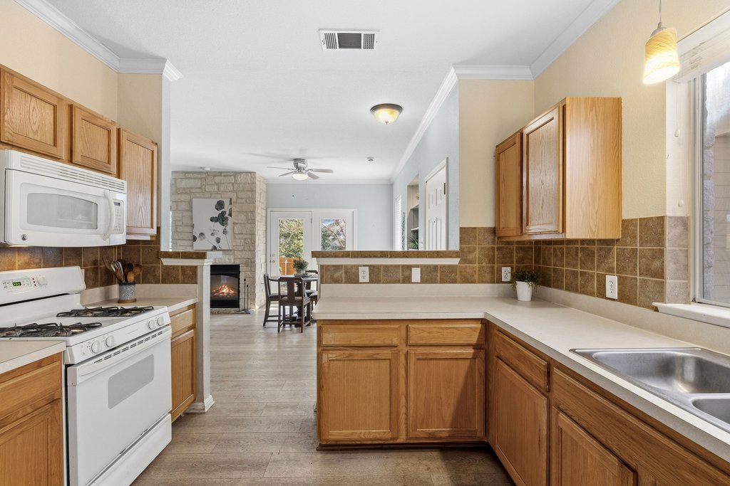 7501 Shadowridge Run, Unit 149 Austin, TX 78749 - Photo 8 of 23