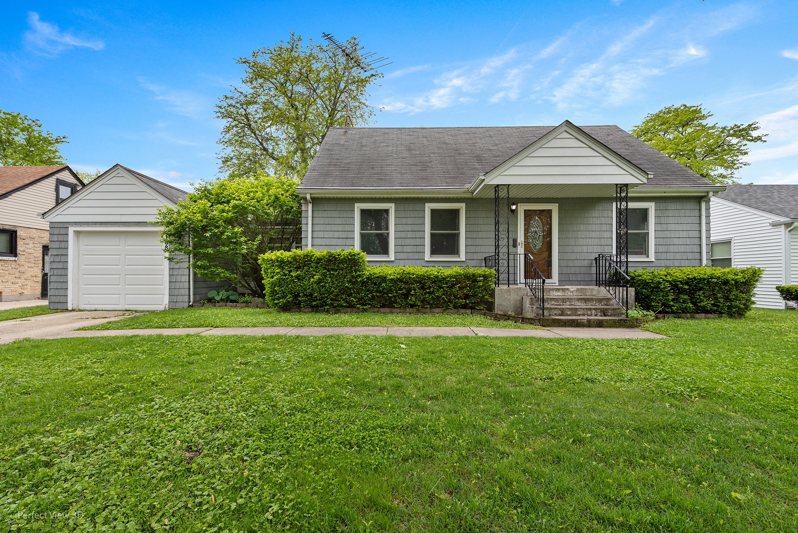 168 South Alfred Avenue Elgin, IL 60123 - Photo 1 of 15 a front view of a house with a garden