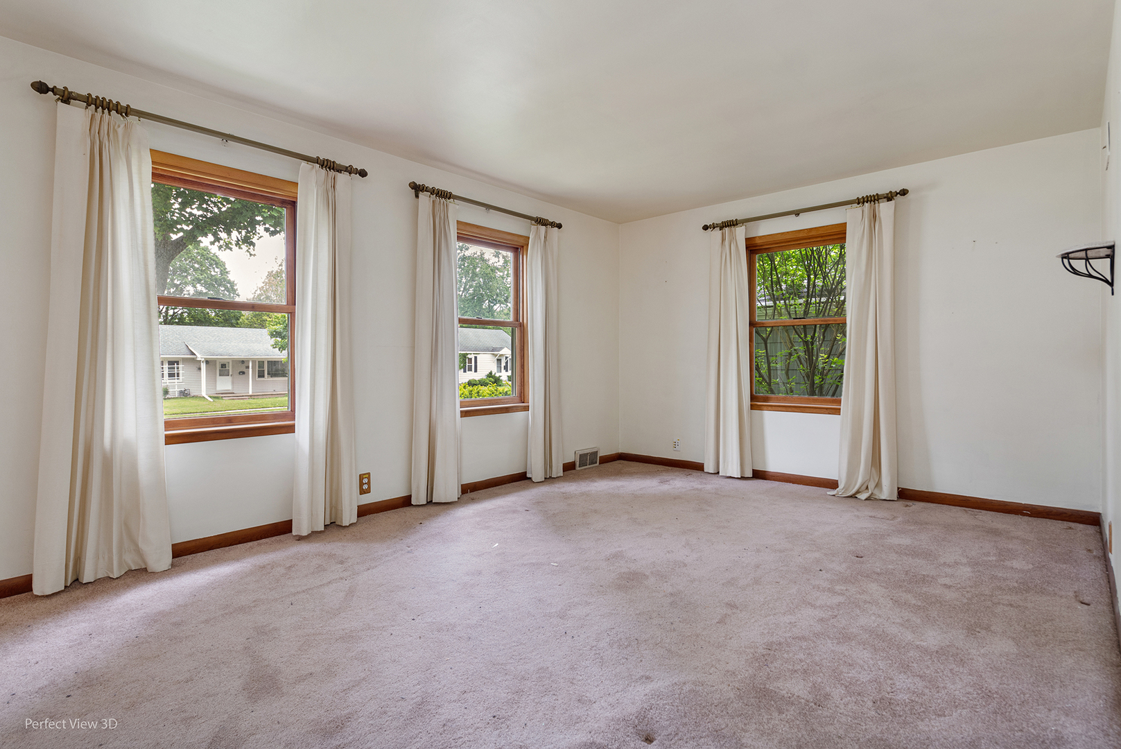 168 South Alfred Avenue Elgin, IL 60123 - Photo 3 of 15 an empty room with windows